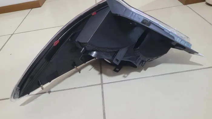 Vendo lanterna traseira lado esquerda (do motorista) do carro Prisma 2015