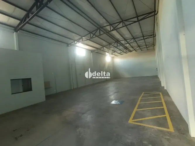 Galpão disponível para locação no bairro Nossa Senhora Aparecida em Uberlândia-MG