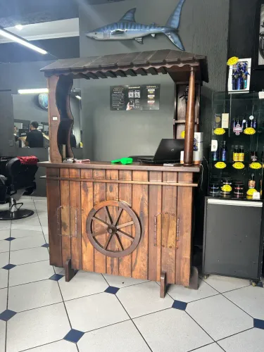 Barzinho de madeira maciça