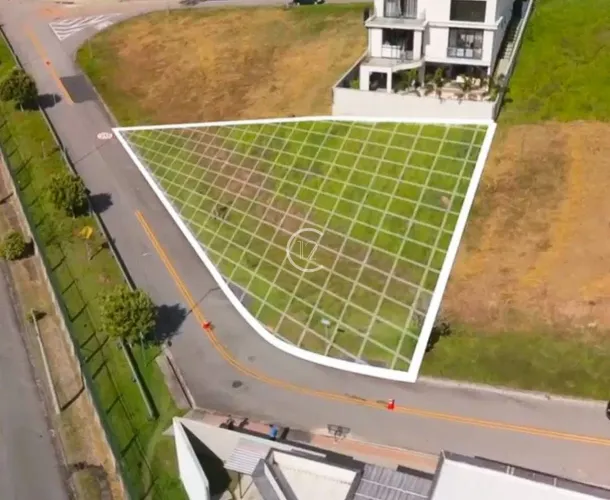 Terreno amplo de esquina à venda em condomínio fechado, 657 m² por R$ 925.000 - Urbanova -