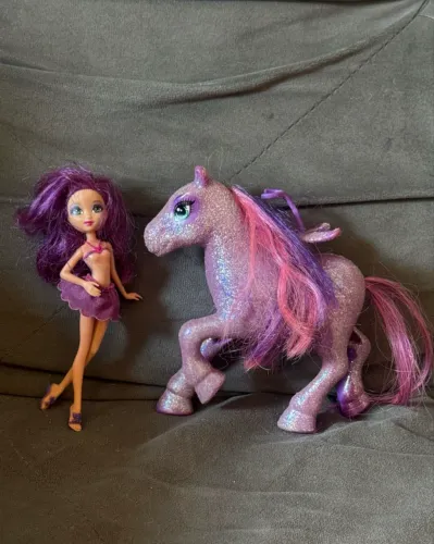 boneca e pônei barbie o segredo das fadas roxo (cavalo)
