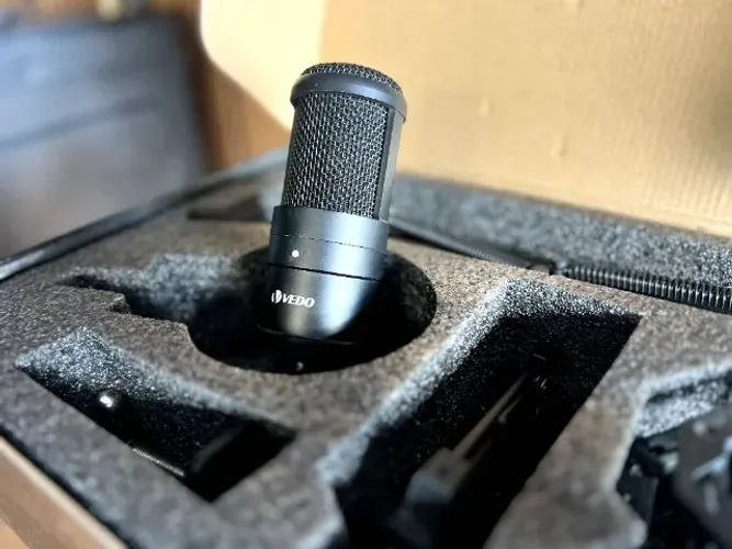 Microfone e mesa para - Podcast