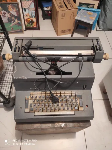 Máquina de datilografia elétrica OLIVETTI ,Leia: