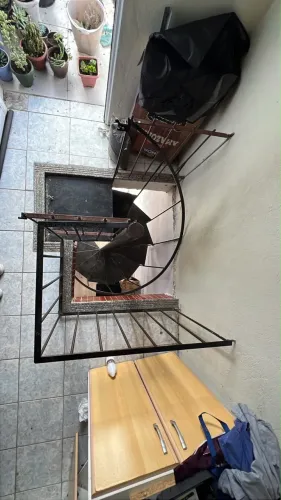 Escada Caracol de Ferro 11 degraus com grade e portão