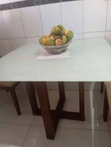Vendo linda mesa , 1metro por 1metro ,valor 250 reais 