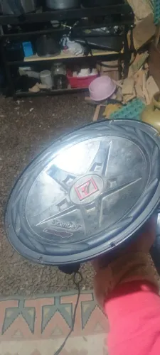 Subwoofer de 12 funcionando certinho
