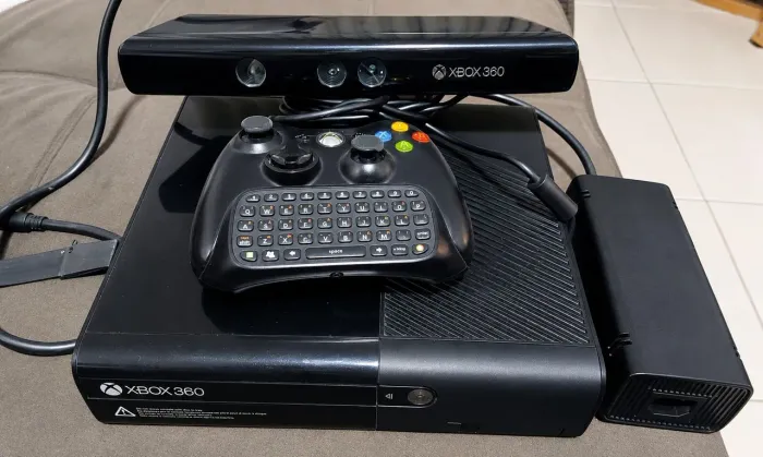 Xbox 360 E (Super Slim) + Kinect + Controle Original + Chatpad