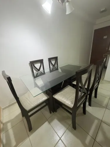 Mesa de madeira com tampo de vidro