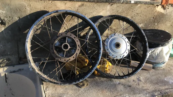 Roda de 150 em bom estado pra dar sair AGR 
