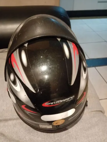 Vendo capacete semi novo usado bom 