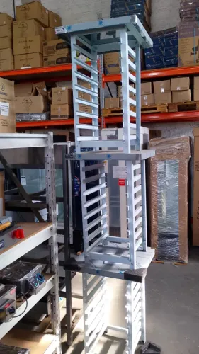 mesa para forno de convecção medindo 60 x 60 com suporte para formas