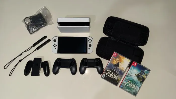 Nintendo Switch OLED Branco 64G (completo) + Case + 2 Zeldas + 2 Suportes JoyCon (brinde)