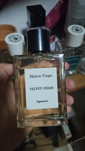 Perfume velvet cedar maison viegas