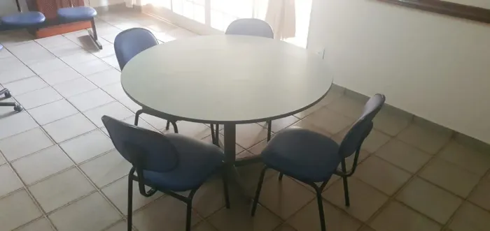 Mesa redonda de escritório + 4 cadeiras 