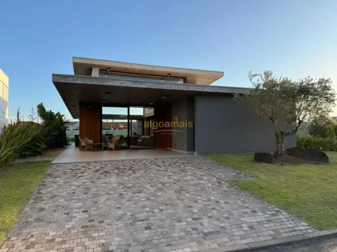 Casa em Condomínio à venda em Xangri-Lá - Condomínio Celebration - Mobiliado - Piscina - S