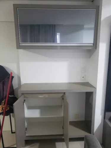 Buffet com cristaleira suspensa