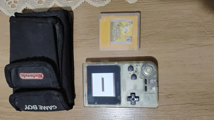 Game Boy Pocket + Pokémon Yellow 