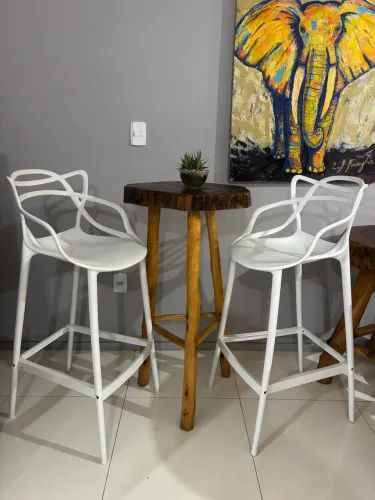Jogo de mesa bistrô rústico, c duas banquetas altas de propileno branca-