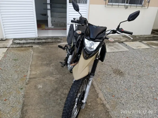 Vendo crosser, cor bege, ano 2021 e 2022, moto de procedência