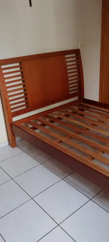 Cama de casal de madeira maciça