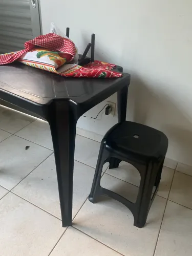 Mesa plástico com 2 banquinhos