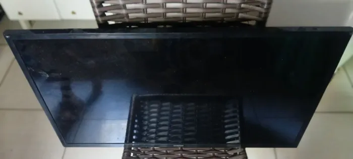 Vendo TV Samsung 32" SMART TV esta com a tela quebrada saindo so  áudio modelo UN32T4300AG