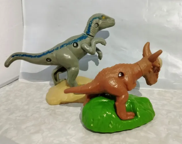Lote bonecos Jurassic World MC Donald's 2018 - Stygimoloch e Velociraptor Blue.