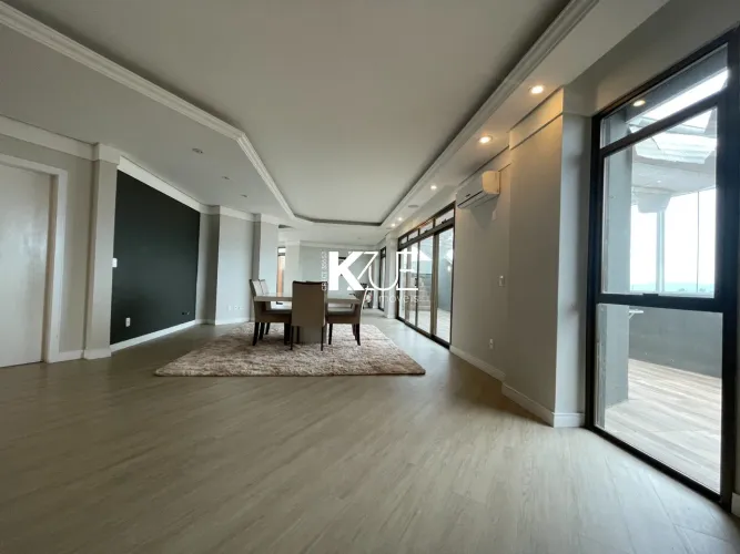 Belíssima cobertura semi-mobiliada, com área privativa de 396 m² à venda no Bairro Bom Abr