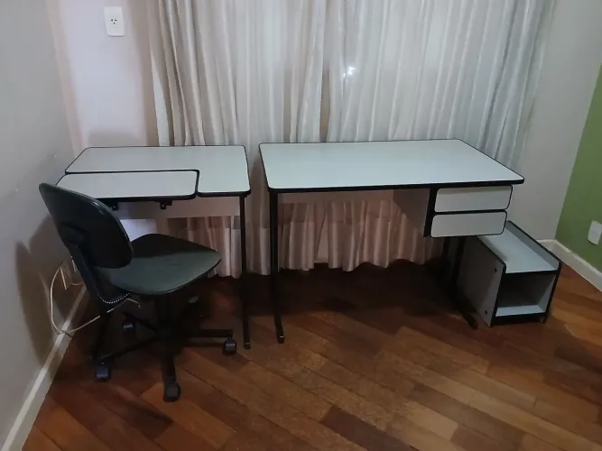 Mesas de escritório e cadeira