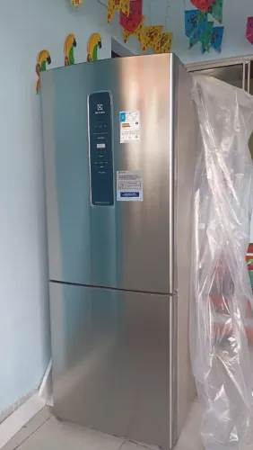 Vendo geladeira semi nova Eletrolux