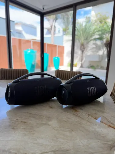 Uma JBL Bombox 3
