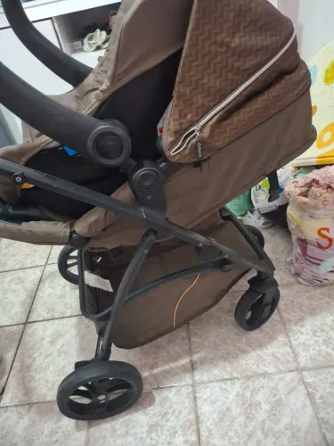 Carrinho Moisés com bebê conforto