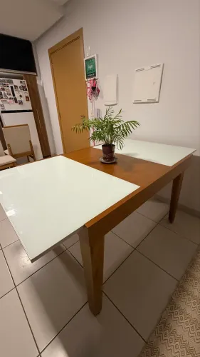 Mesa de jantar com 4 cadeiras