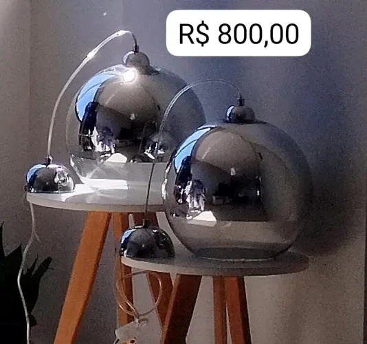 Pendentes espelhados em forma de globo