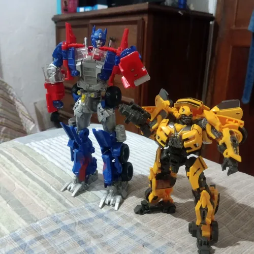 Transformers, Optimus prime é Bumblebee, vendo os dois juntos.