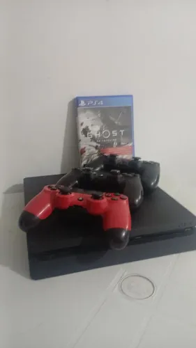 Ps4 - 500GB e 3 controles