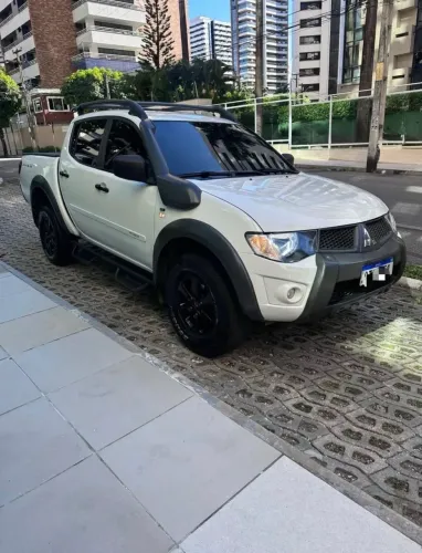 Mitsubishi L200 Triton Savana 3.2 CD TBI Dies. Mec. 2013
