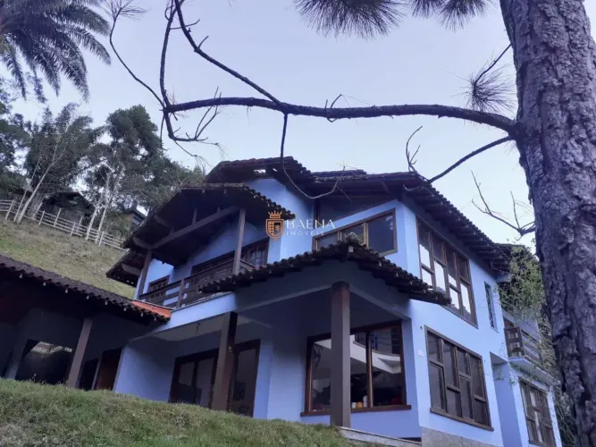 Casa no condomínio Comary, portaria da CBF, 4 suítes e terreno grande.