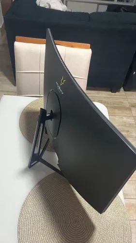Dois monitores gamers com defeito (AOC HERO e HUSKY SNOW)