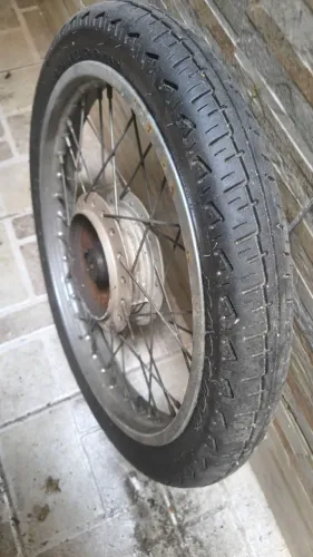 Rodas de moto com pneus 