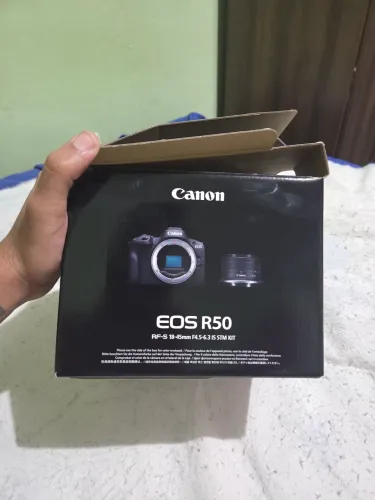 Câmera canon R50