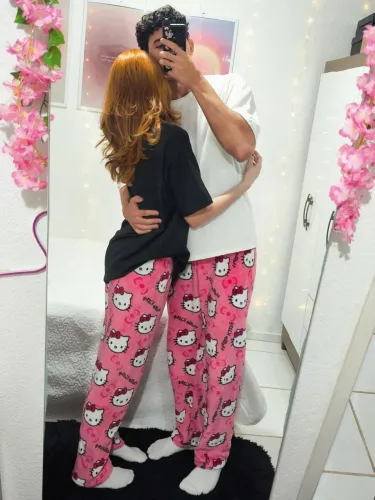 Perfeição de calça Hello Kitty em pelúcia e algodão  fica perfeito em qualquer corpo