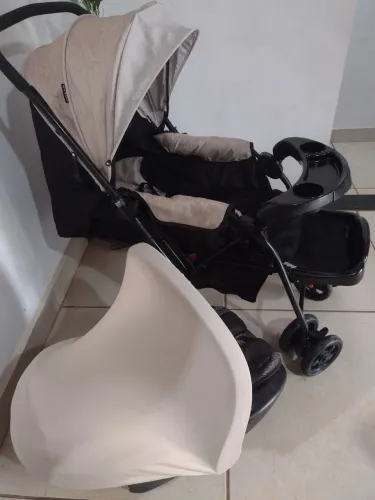Carrinho com bebê conforto 