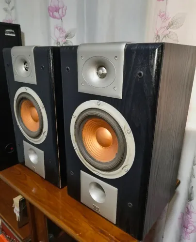 Caixa Studio JBL S 26 / Em ótimo estado de conservação