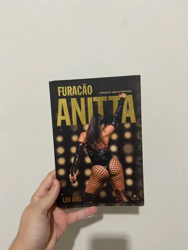 Livro Furacão Anitta - Biografia não autorizada por Léo Dias