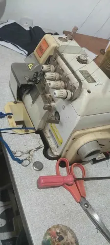 máquina overlock industrial Siruba 514M-24 (apenas retirada)