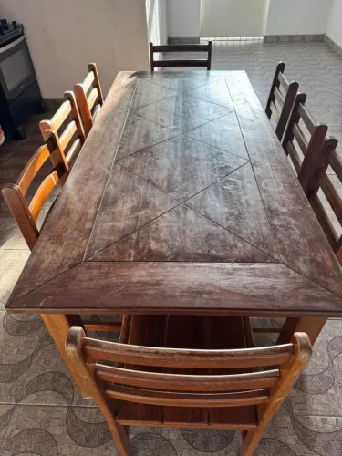 Mesa de madeira com 8 lugares