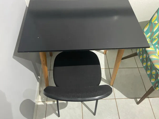 Vendo mesa e cadeira de estudos 