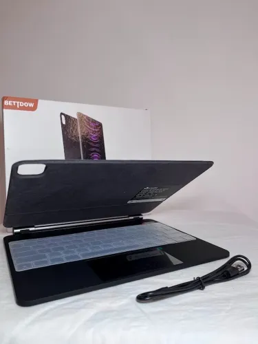 Capa com Teclado Bluetooth Bettdow A1895 para iPad Pro 12,9"
