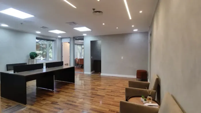 Sala com 67m² com +2 Salas para reuniões /Adm. Possui Copa 2 Vagas Possibilidade de junção